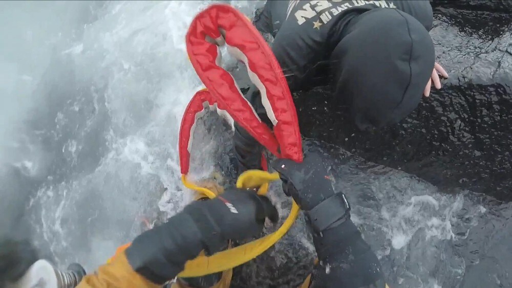 Sjå den dramatiske videoen: Her bergar redningsmannskapet mannen frå bølgene