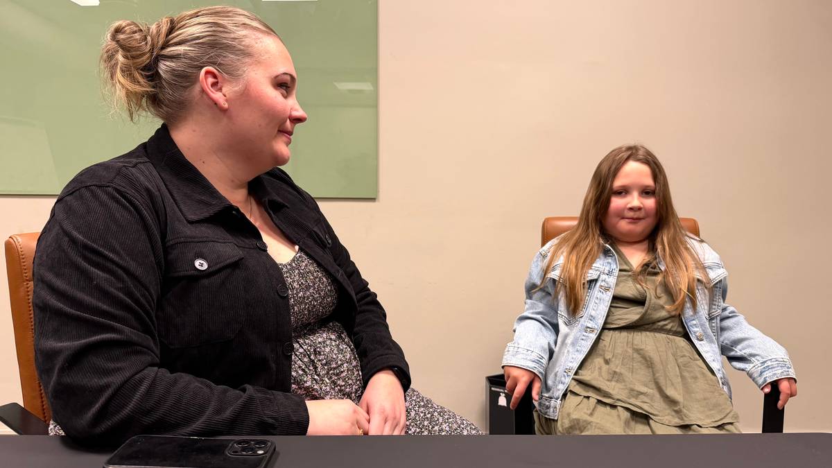 Norvella (8) bruker tegnspråk for å snakke med mamma – nå får hun ikke lenger opplæring