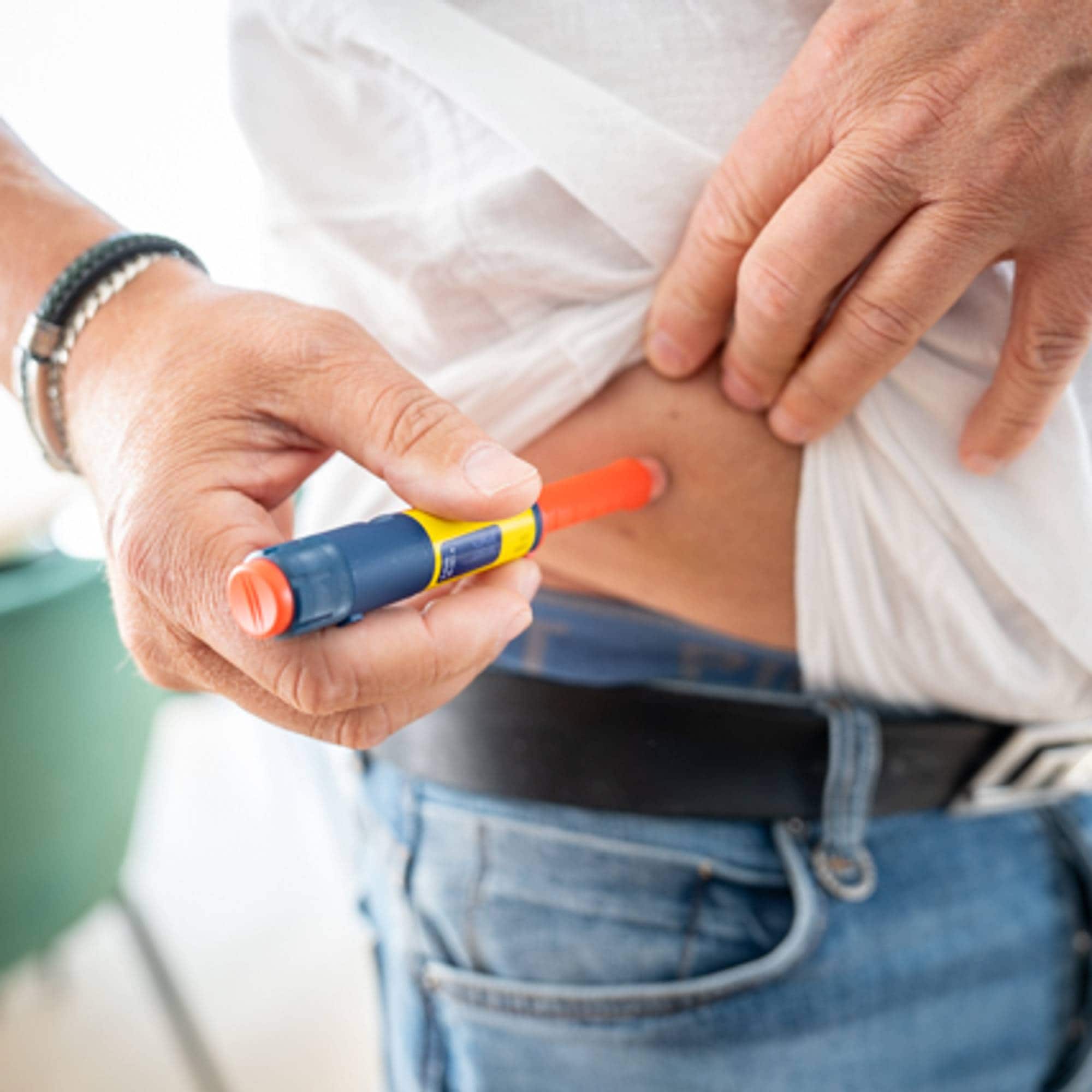 Kjell Gundersen har diabetes2, og mener de med diabetes2 burde få dekket en måler slik de med diabetes1 får. Bildene er tatt i leiligheten hans tirsdag 11. august 2026.