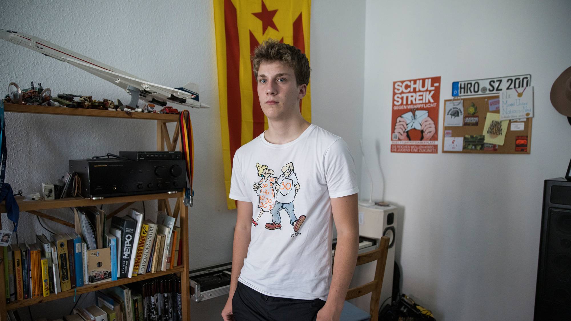 Ung mann foran anti-vernepliktplakater
