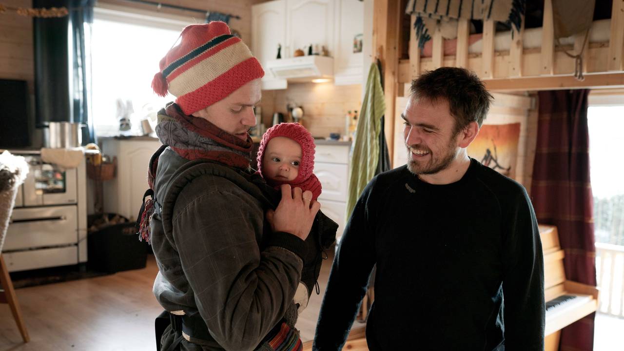 Dag og Andreas Kolstø fra Extinction Rebellion med babyen til Dag.