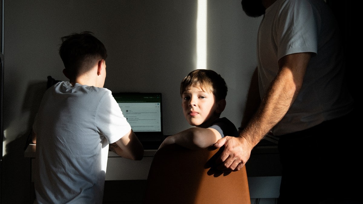 Misha (11) går på to skoler samtidig