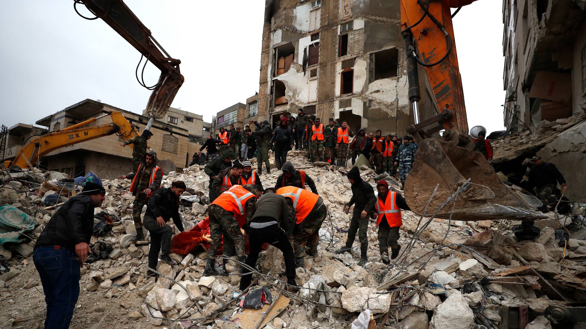 Землетрясение в турции и сирии 2023. Спасатели землетрясение. Сирия спасена. Город алеппо в сирии сейчас. Сирия алеппо землетрясение 2023.
