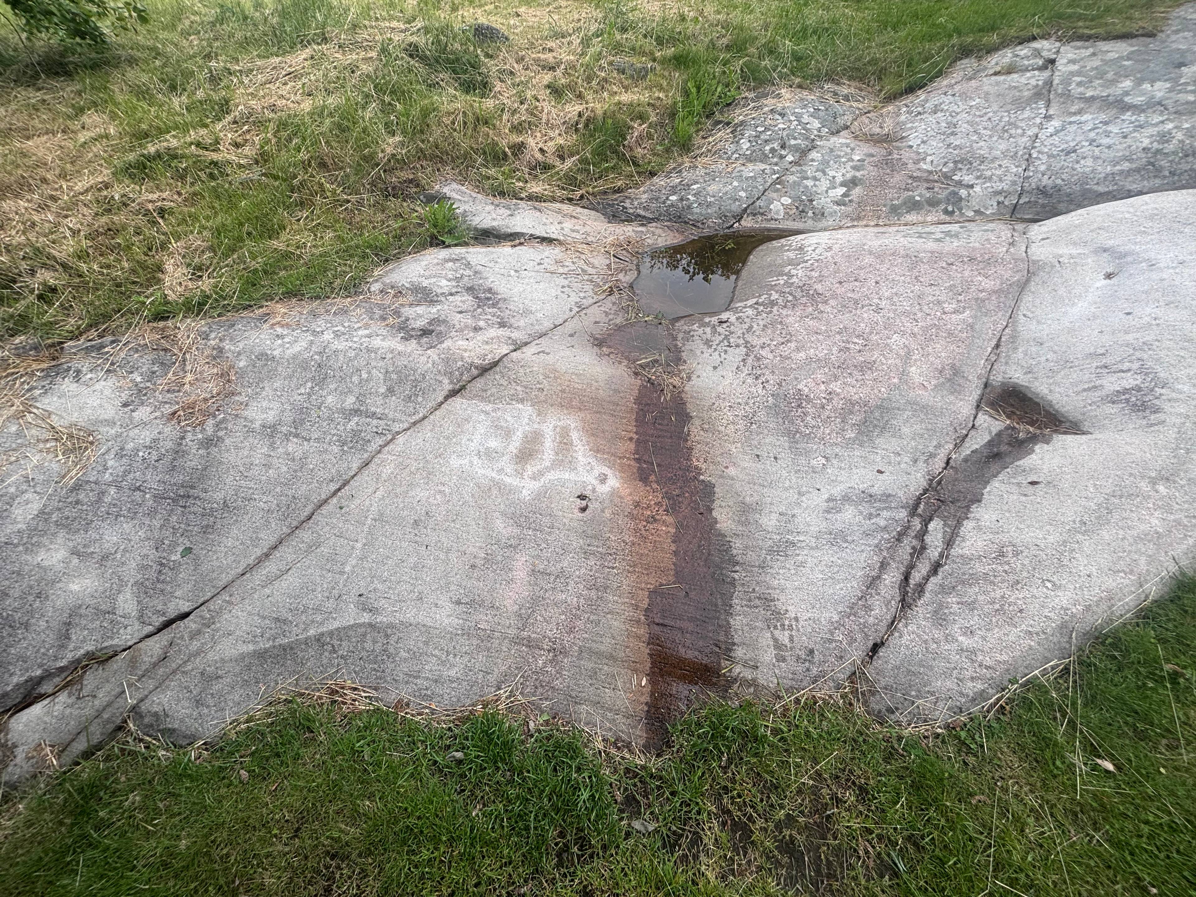 Bilder av en bergflate hvor helleristninger har blitt fjernet.