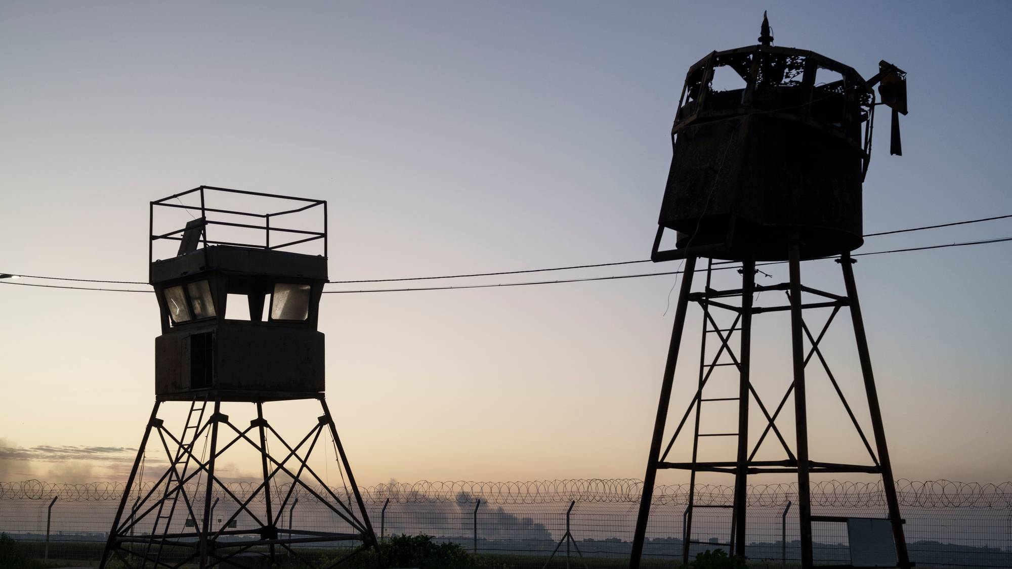 Gamle observasjonstårn står ved et gjerde ved Nahal Oz i Israel.