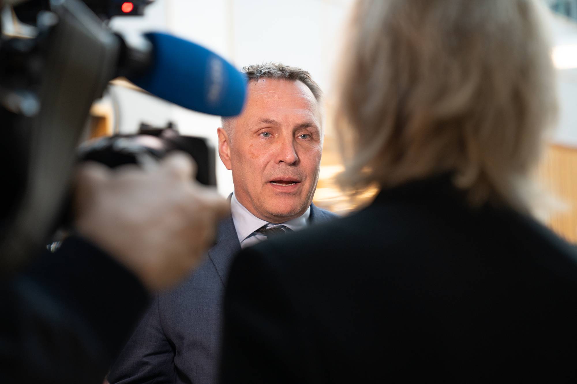 Tore O. Sandvik blir intervjuet foran et kamera