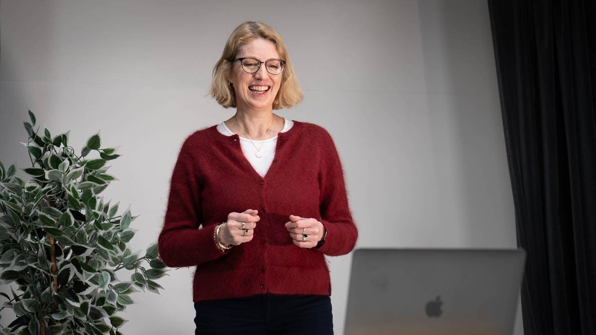 Elin er skuleinfluensar: – Det er meir effektivt å formidle på video