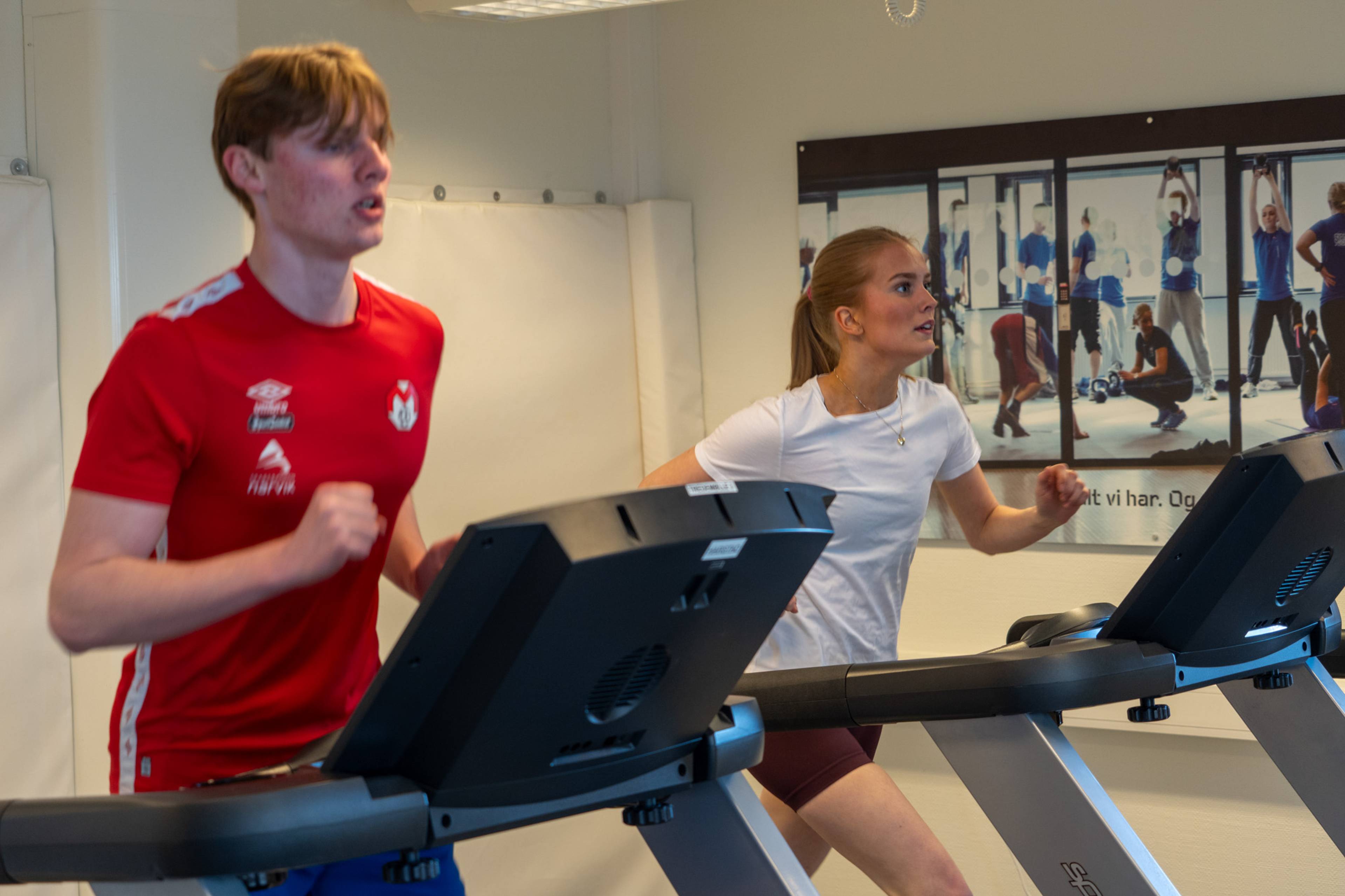 Katinka Høve Leinan løper på møllen ved siden av en av de andre på sesjon