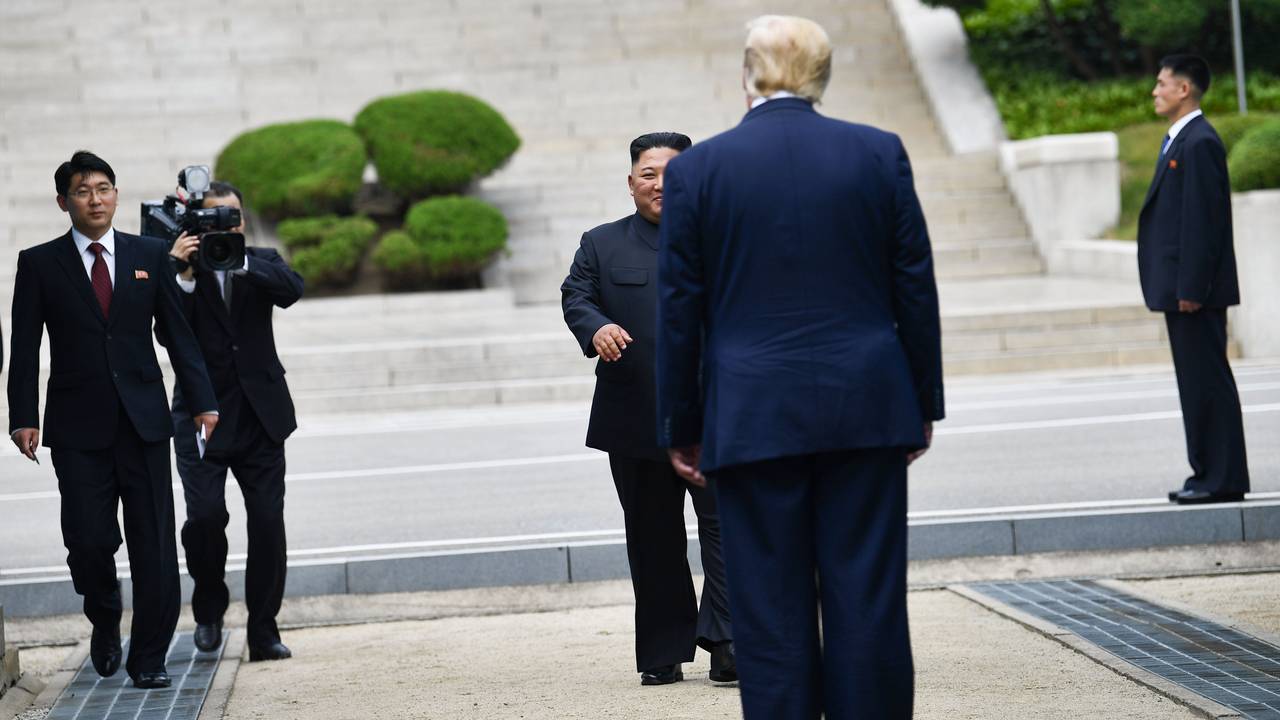 President Donald Trump venter på Kim Jong-un på den sørkoranske siden av den demilitariserte sonen