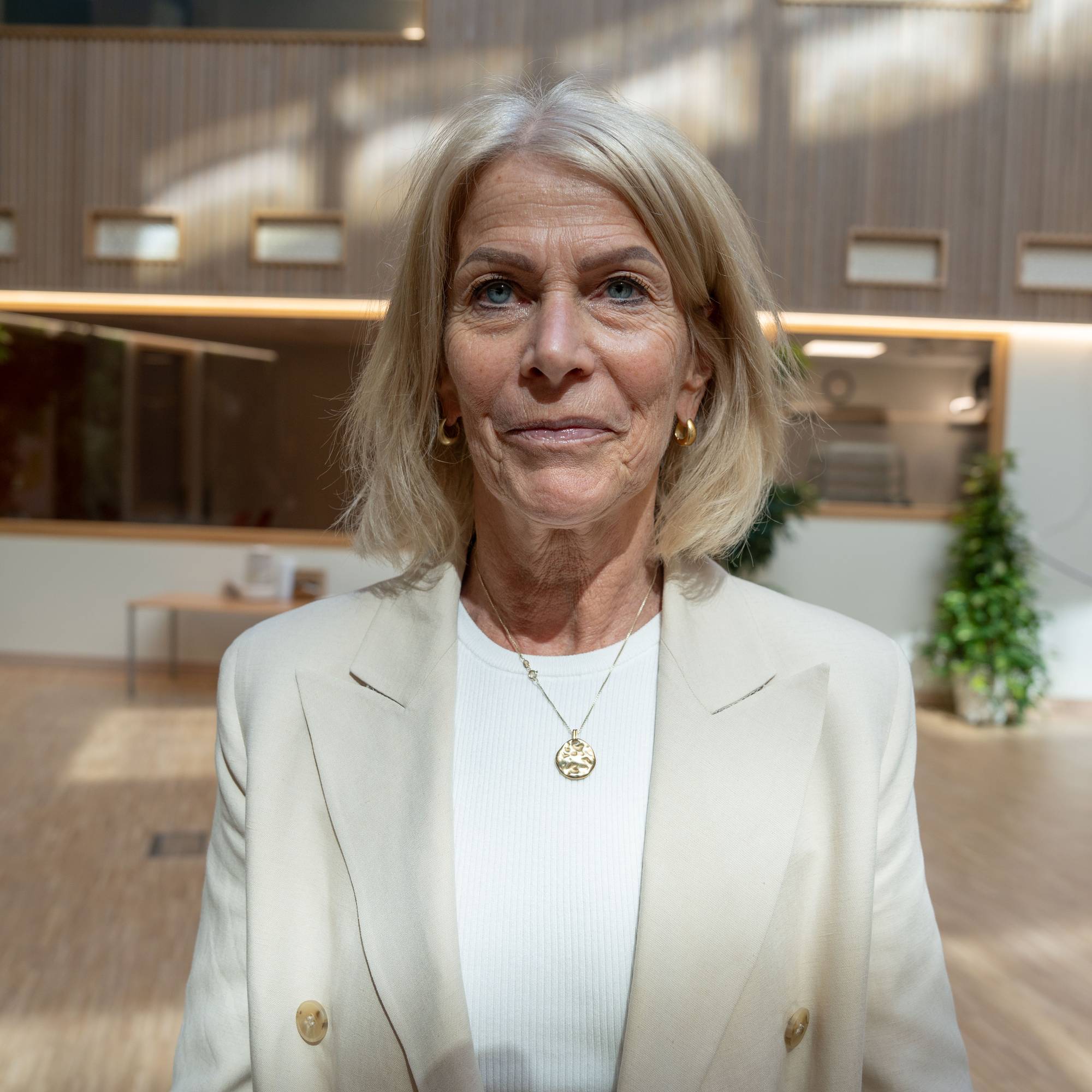 Sykehusdirektør, kvinne, i foaje.