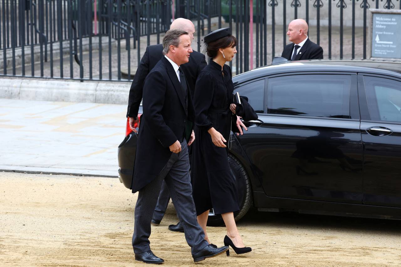 L'ex primo ministro britannico David Cameron arriva nell'Abbazia di Westminster. 