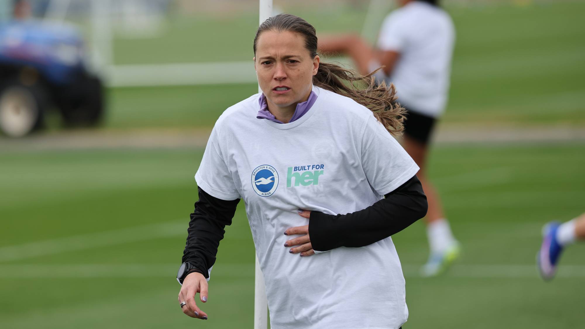 Fran Kirby i aksjon på Brighton-trening iført en t-skjorte med påskriften "built for her".