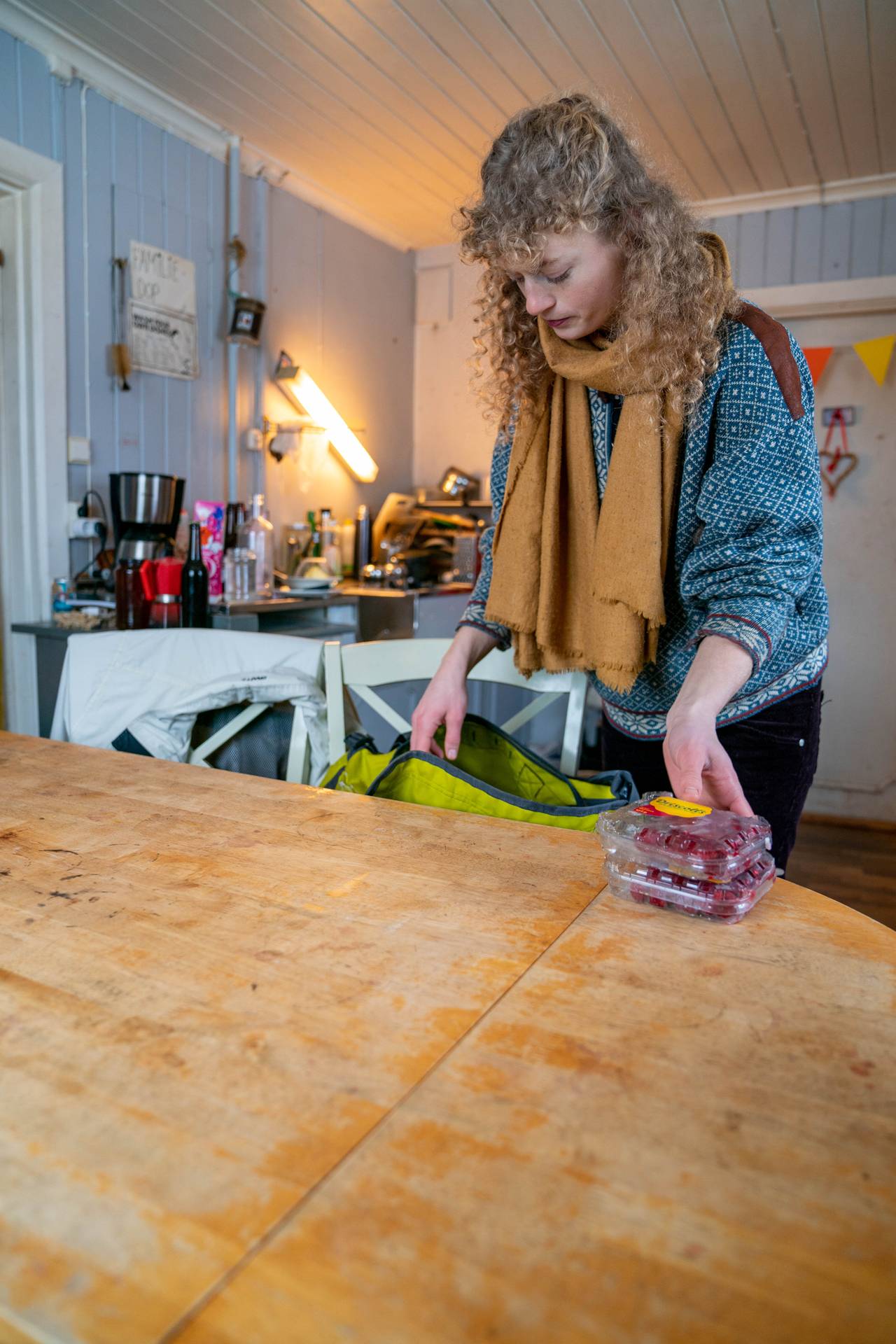 Margit Fausko sorterer og renser mat hun har funnet i søpla utenfor en butikk på Ås.