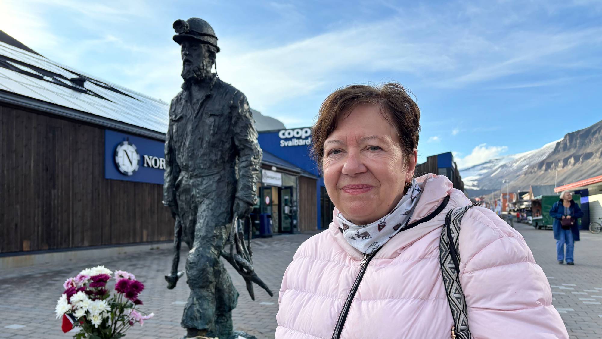 Kvinne i rosa jakke