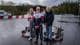 Christian Ziegler Remme / NRK Martin, Martinius og Arne Stenshorne poserer sammen på en racerbane med gokart bak dem