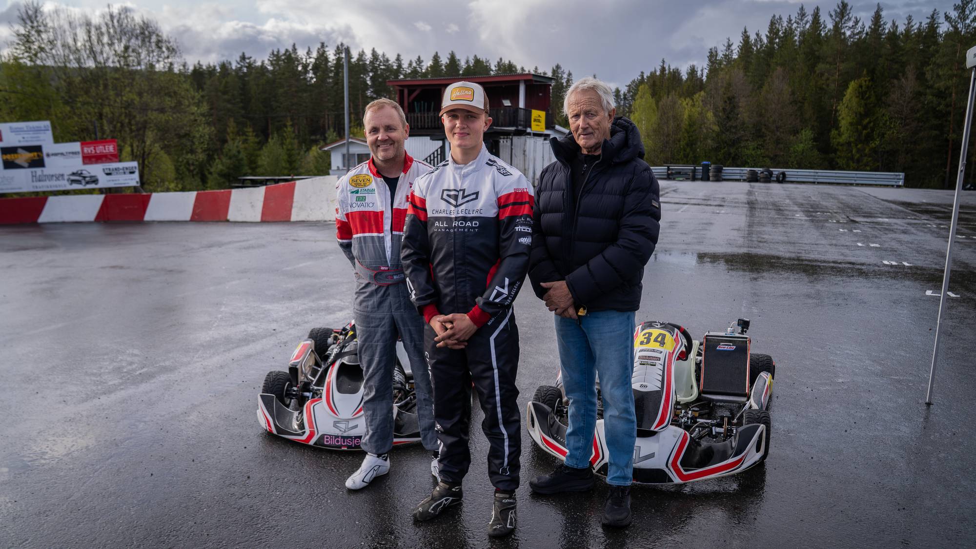 Martin, Martinius og Arne Stenshorne poserer sammen på en racerbane med gokart bak dem