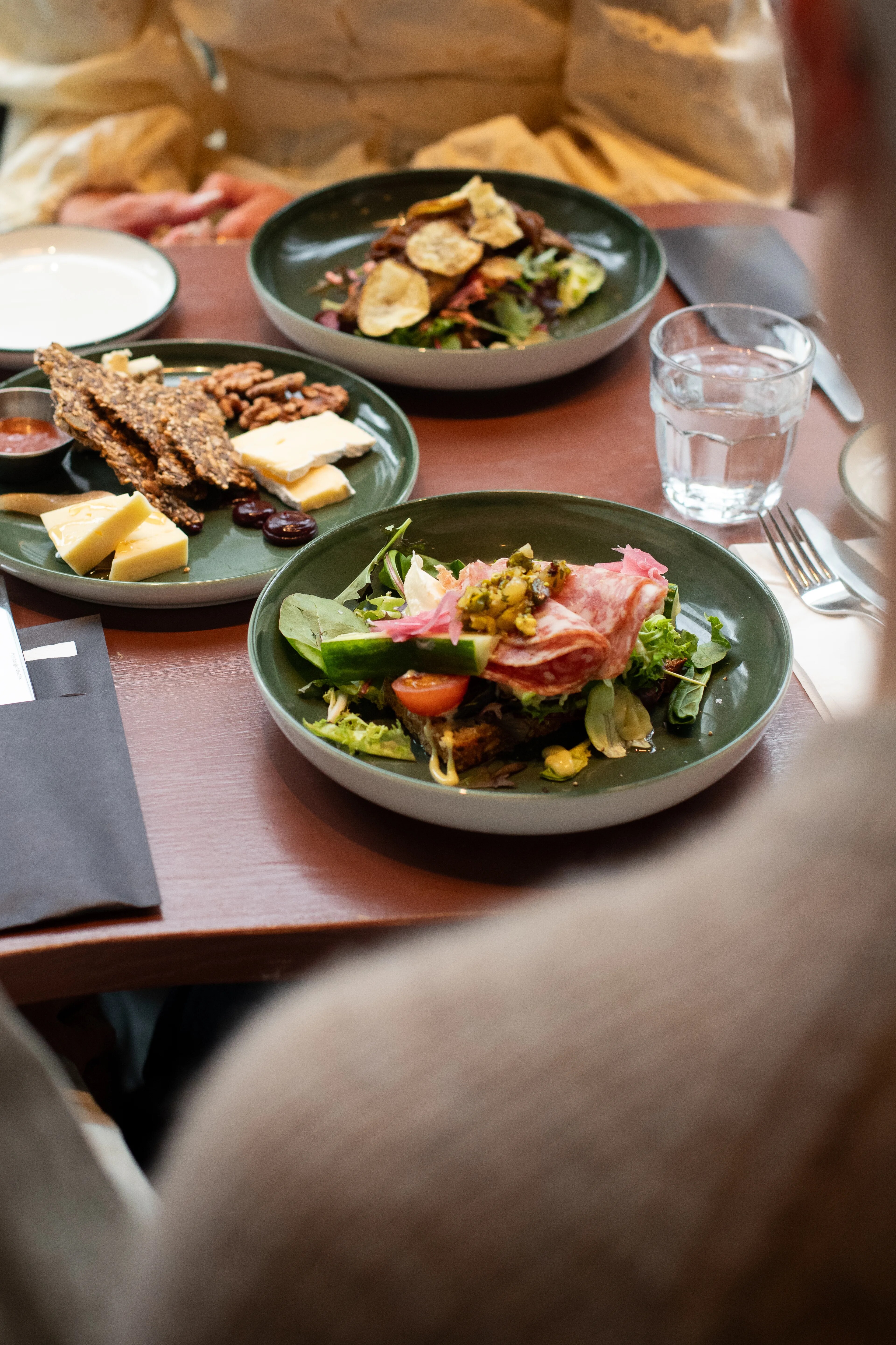 boller med salat på et bord