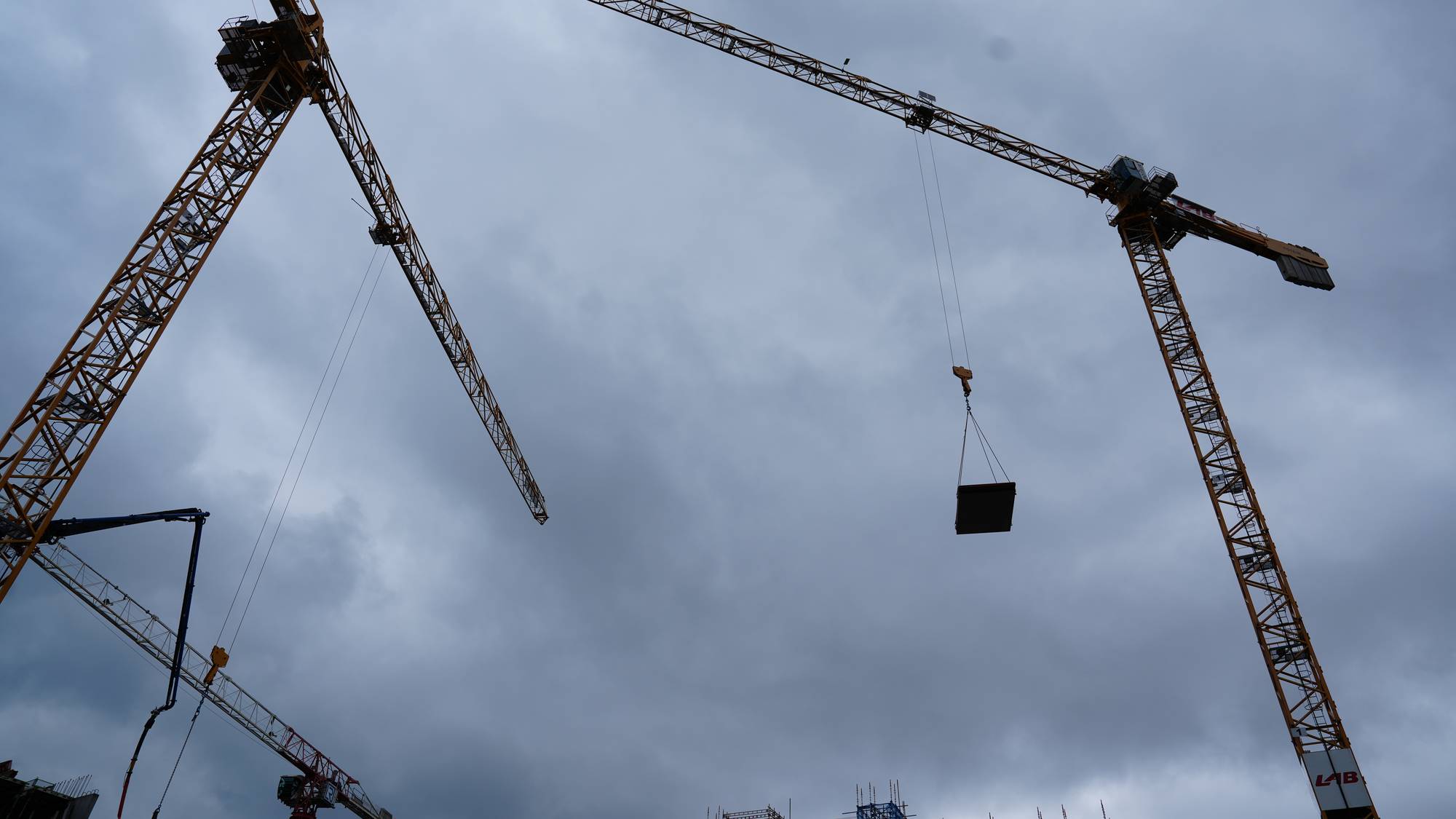 Silhuettar av kranar på byggeplass på Nøstet i Bergen