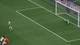 TIMOTHY A. CLARY / AFP,NTB Fotballspiller skyter straffe mot keeper på en fotballbane. (Bildebeskrivelsen er laget av en KI-tjeneste)