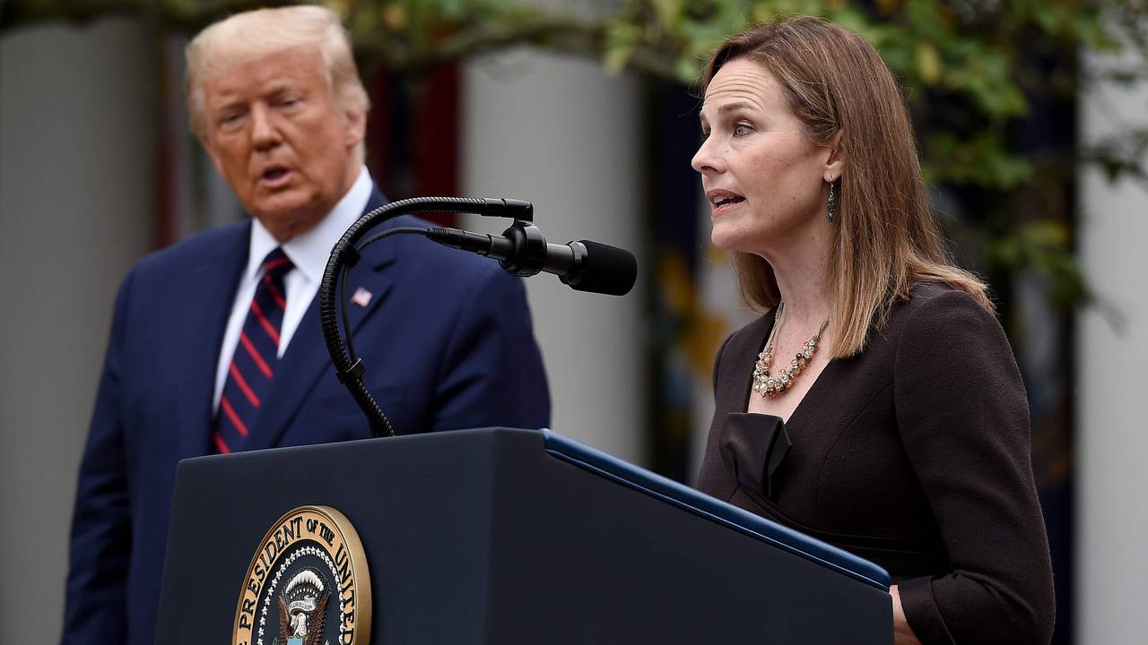 UTVALGT: President Trump utnevnte raskt den konservative dommeren Amy Coney Barrett til ny høyesterettsdommer. Dermed blir det konservative flertallet 6 mot 3 i USAs mektige høyesterett.
