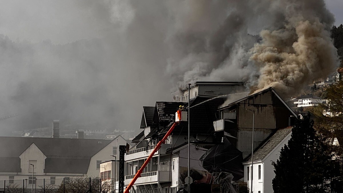 røyk og synlege flammar frå ein brann i eit bygg FOTO: Erling Waage
