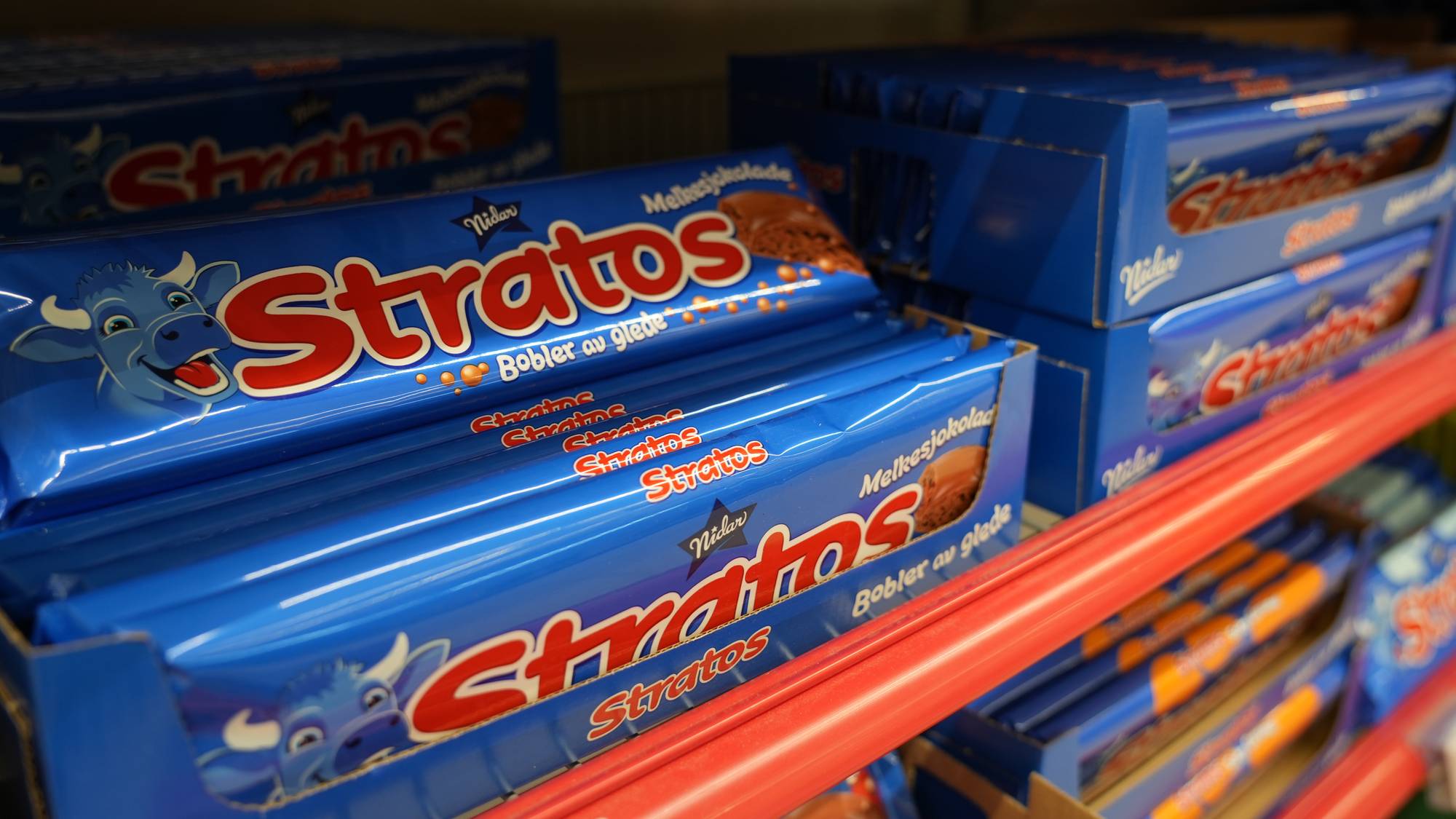 Stratos-sjokoladeplater i butikkhyller.