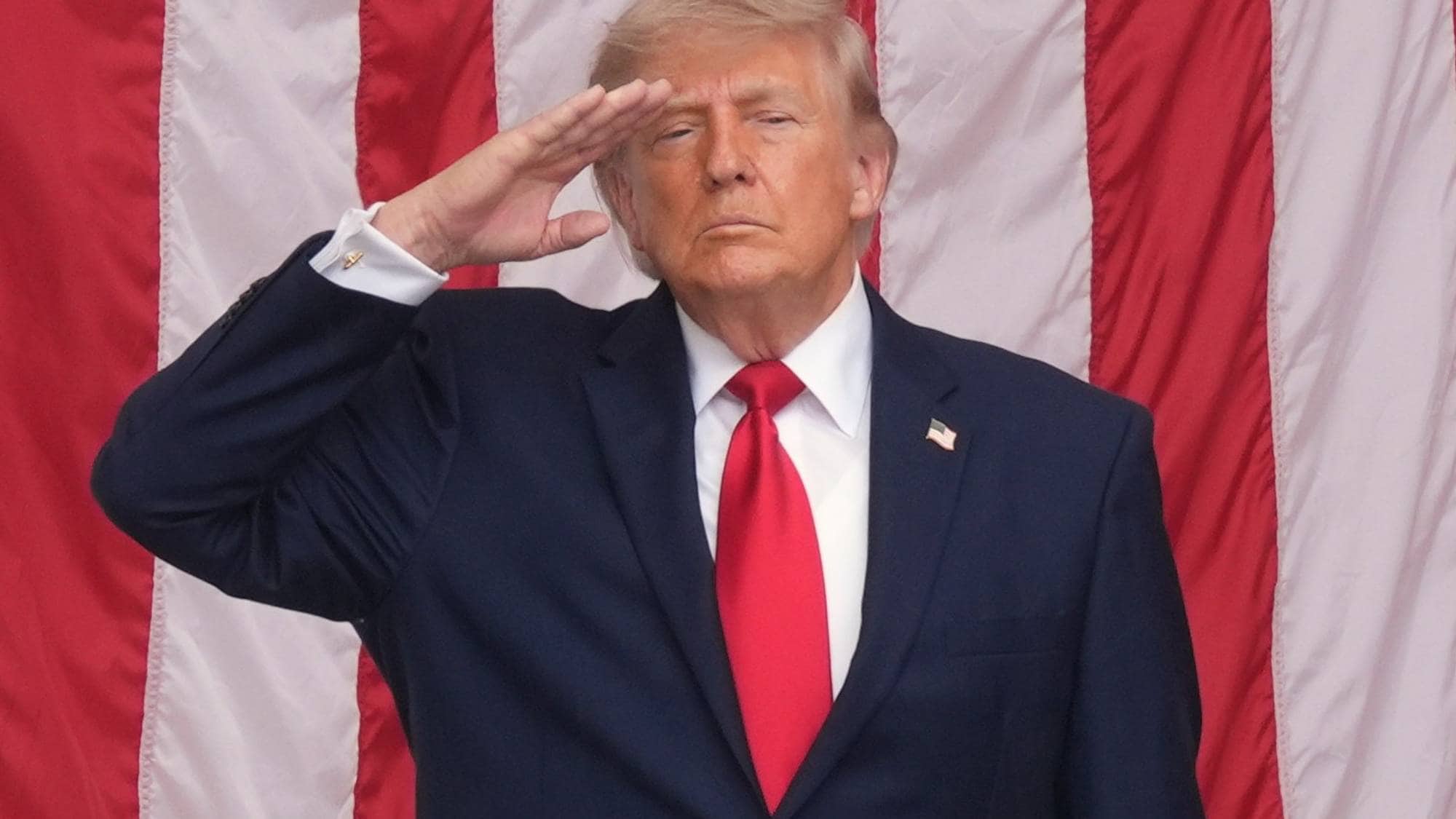 President Donald Trump hilser under den 158. nasjonale Memorial Day som sammenfaller med nasjonens 250-årsjubileum, ved Memorial Amphitheater i Arlington National Cemetery, mandag 25. mai 2026, i Arlington