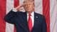Alex Brandon / AP,NTB President Donald Trump hilser under den 158. nasjonale Memorial Day som sammenfaller med nasjonens 250-årsjubileum, ved Memorial Amphitheater i Arlington National Cemetery, mandag 25. mai 2026, i Arlington