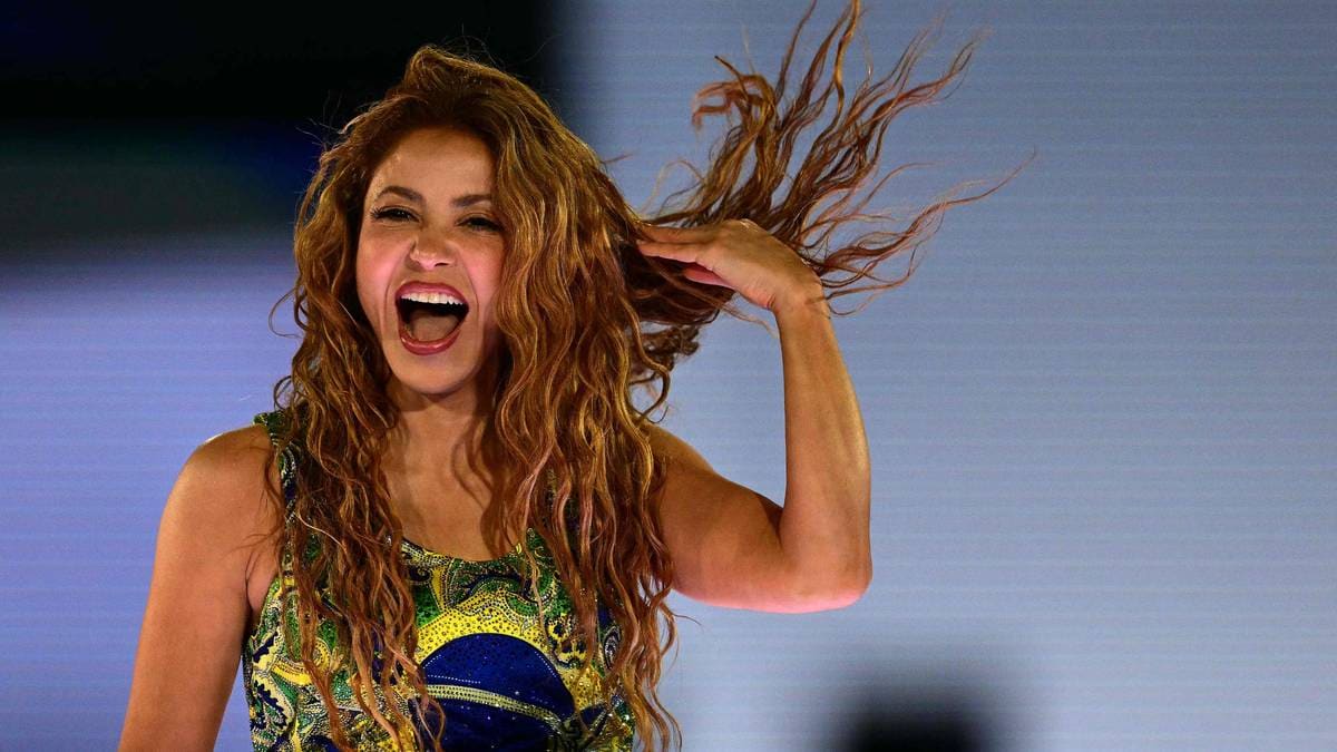Shakira opptrer på åpningsseremonien i VM
