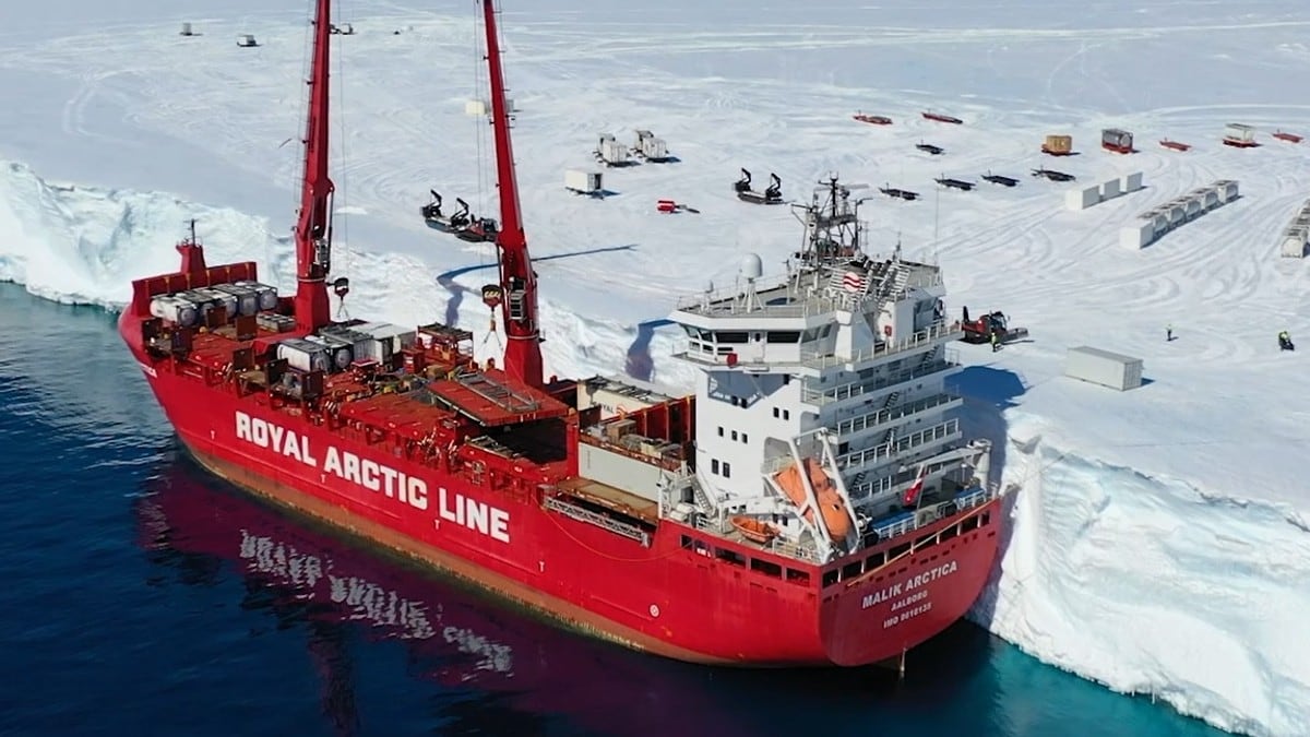 Leverer øl og egg på isen i Antarktis: – En av de mer kompliserte operasjonene