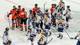 Foto: Lise Åserud / NTB Ishockeyspillere fra to lag og dommere samlet på isen etter en kamp. (Bildebeskrivelsen er laget av en KI-tjeneste)
