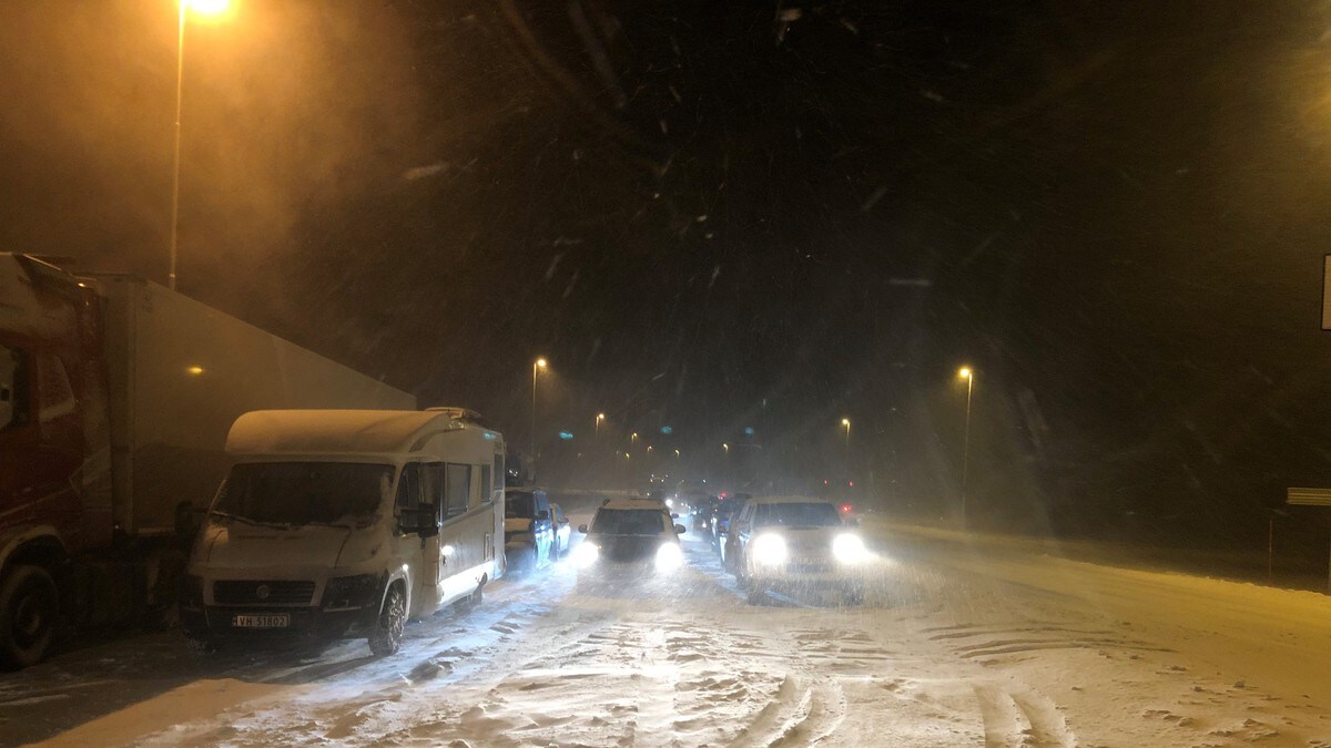 VENTAR PÅ KOLONNE: Fredag ettermiddag var det kø ved Borlaug i Lærdal av køyretøy som venta på å få kolonnekøyring over Filefjell og Hemsedalsfjellet.