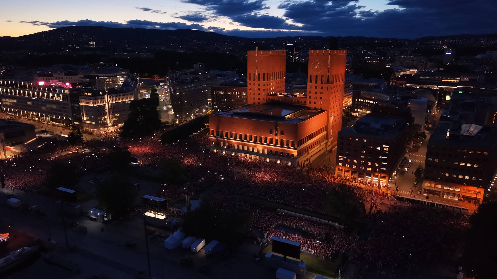 Publikum jubler etter seier i 8-delsfinalen mellom Brasil og Norge under fotball-VM 2026 som vises på storskjerm på Rådhusplassen i Oslo.