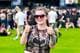 Kjetil Solhøi / NRK Tone Line gir tommelen opp på festival. Hun har på seg en gjennomsiktig topp med et bandlogo. Bak henne er en folkemengde med andre festivaldeltakere. (Bildebeskrivelsen er laget av en KI-tjeneste)