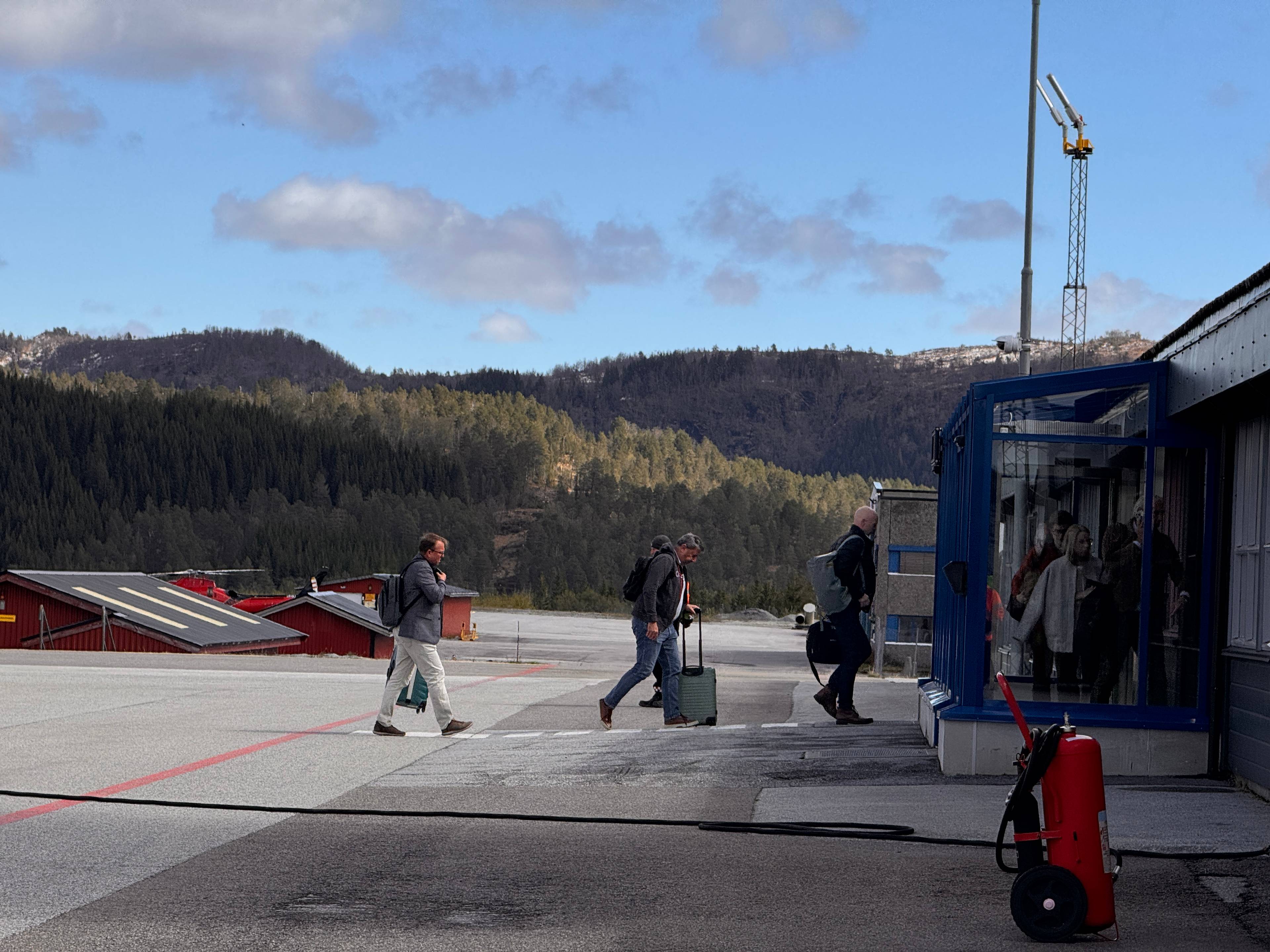 Medan prisen på månadskort i storbyane går ned, går prisen på den viktigaste ferdselsåra i distrikta opp.