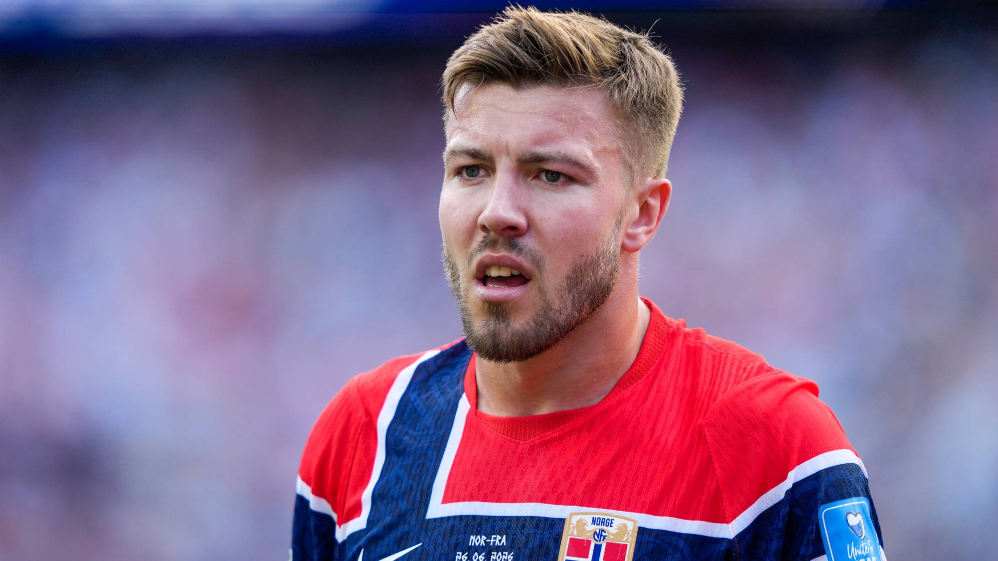 Fotballspilleren Fredrik Bjørkan i den norske landslagsdrakten på en fotballbane. (Bildebeskrivelsen er laget av en KI-tjeneste)