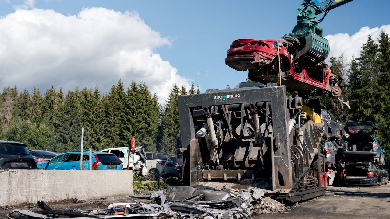 En rød Tesla vrakes