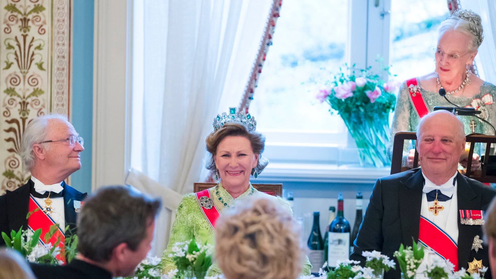 Oslo 20170509. Gallamiddag på Slottet i anledning kongeparets 80-årsfeiring. Kong Carl Gustav av Sverige, dronning Sonja og kong Harald lytter til dronning Margrethe av Danmark som holder tale under gallamiddagen på slottet.