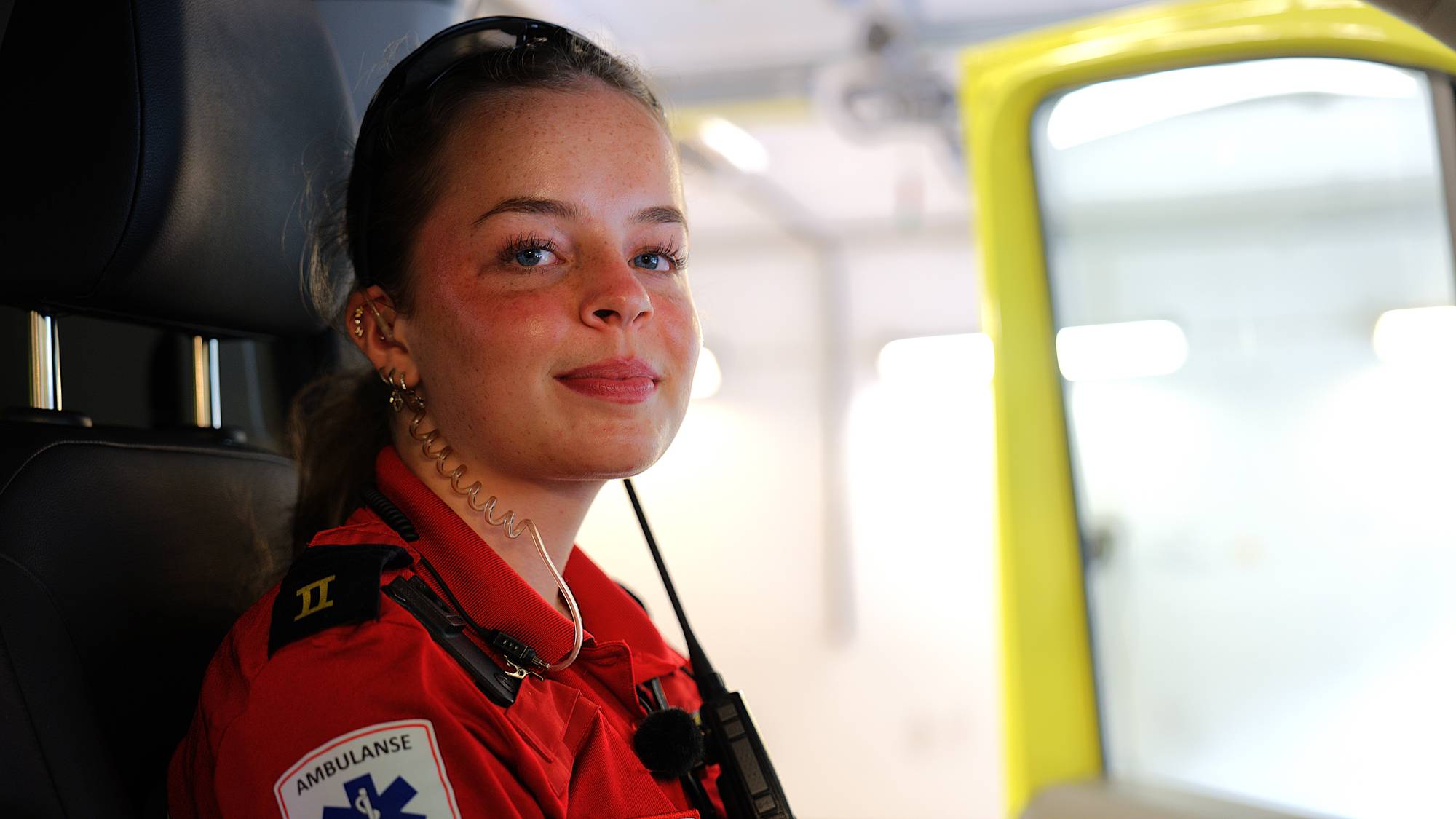 dame i ambulanse uniform.