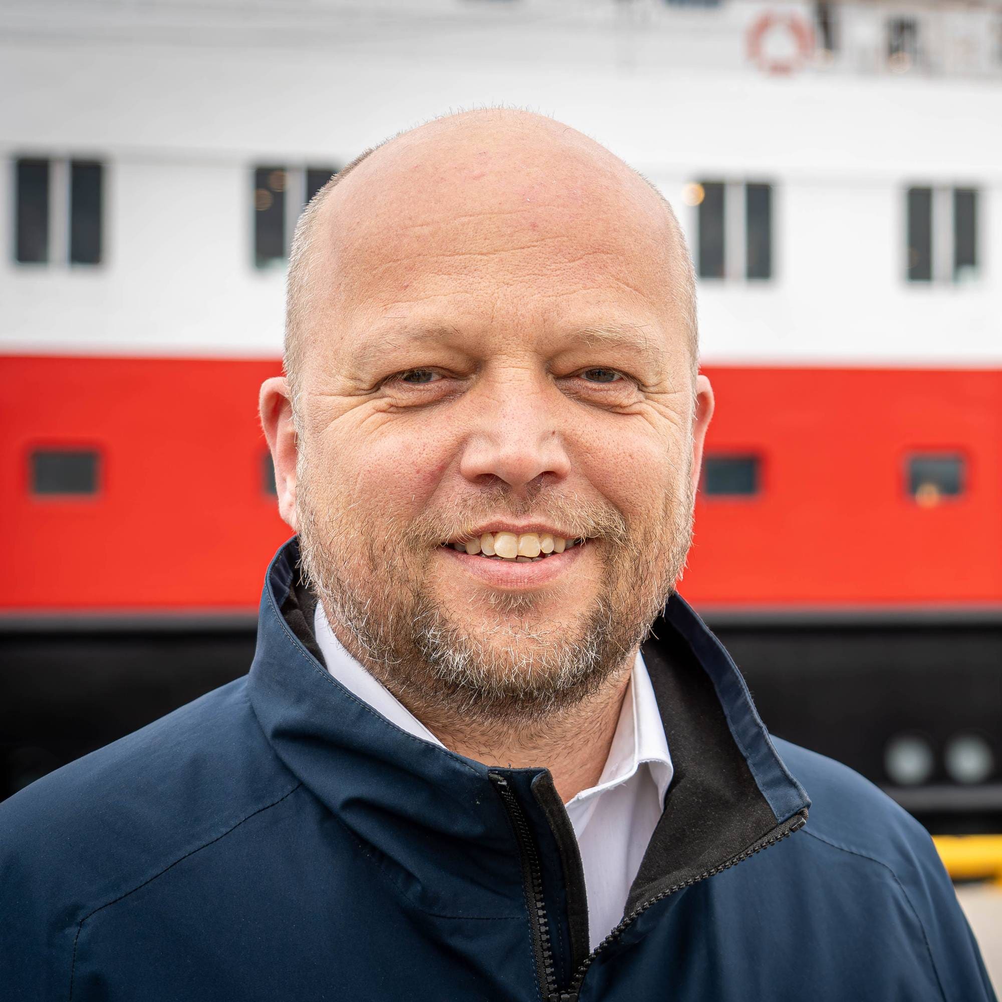 Mann foran skip som legger fra kai.