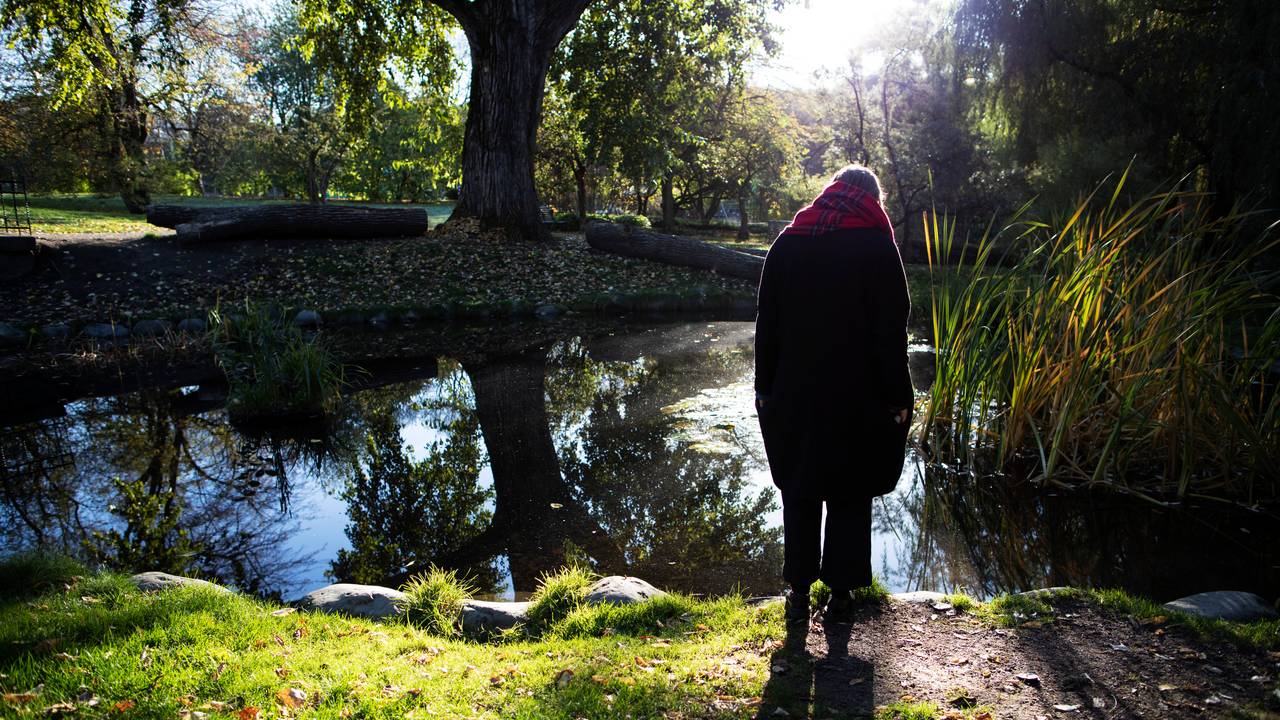 Heidi står foran et vann i parken.