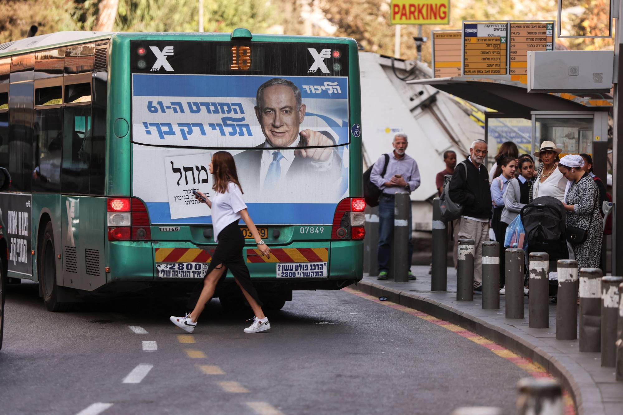 Buss med plakat av Netanyahu på