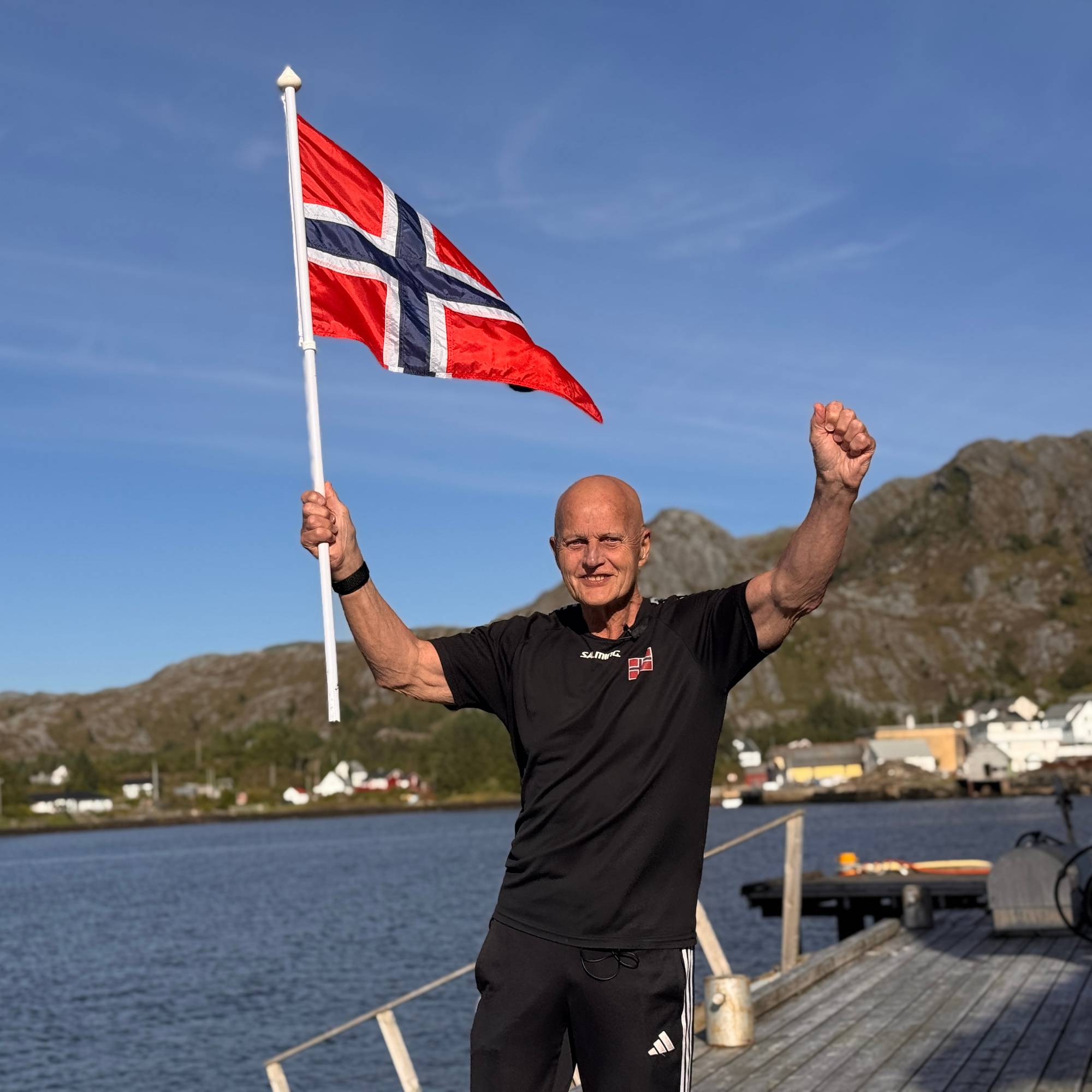Magne Tviberg feirer ja til Atløysambandet med flagg i handa