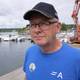 Espen Bierud / NRK Mann med caps og blå t-skjorte står foran en båthavn
