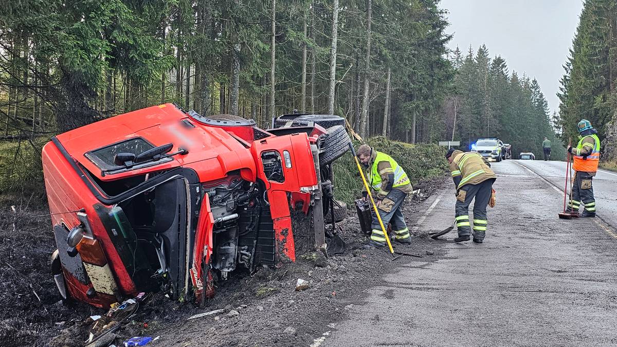 Tankbil veltet i Rakkestad: Lekker asfaltlim