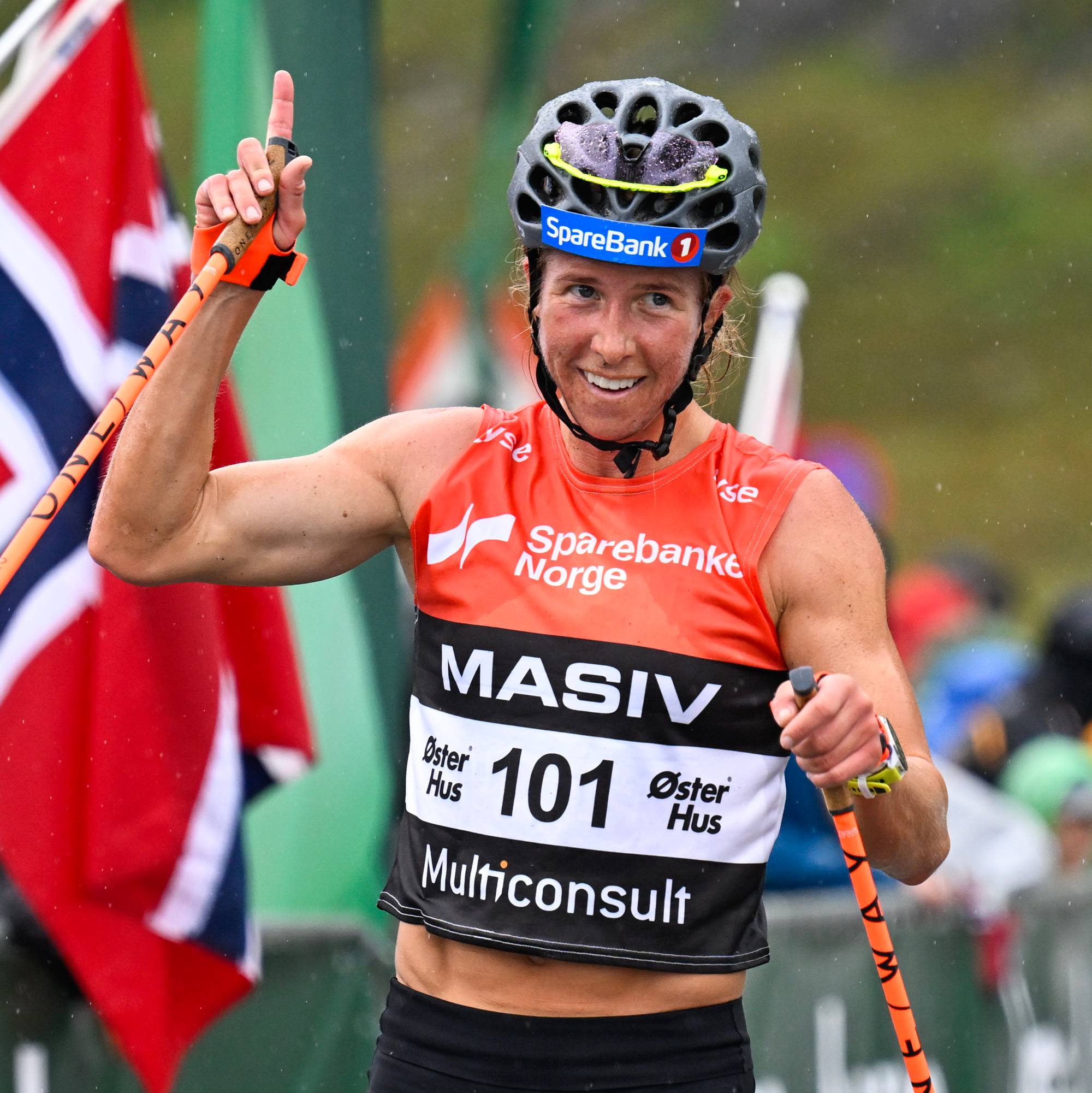 Langrennsløper med startnummer 101 jubler med en finger i været etter et rulleskirenn. (Bildebeskrivelsen er laget av en KI-tjeneste)