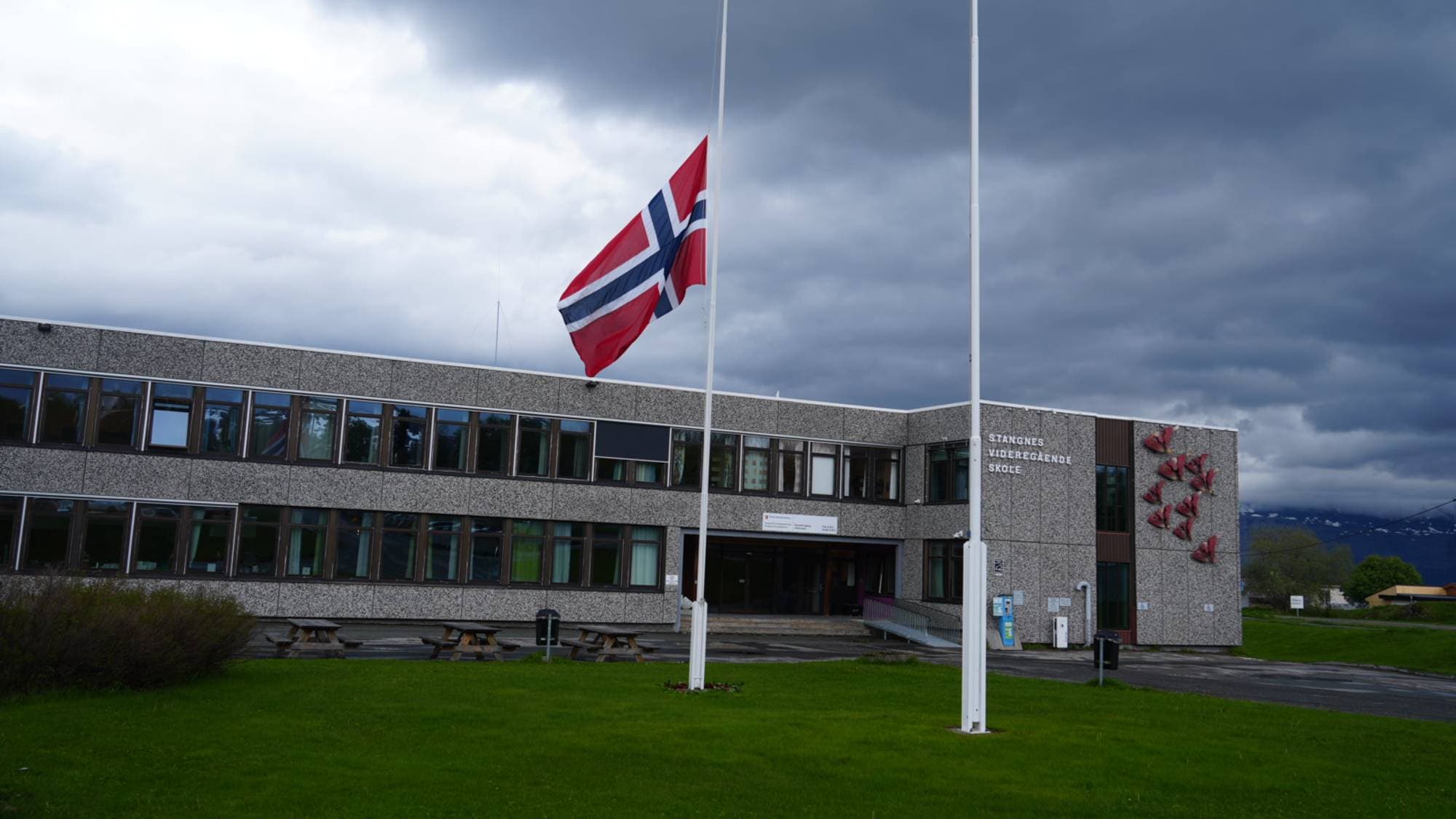 en person som står ved siden av et skilt