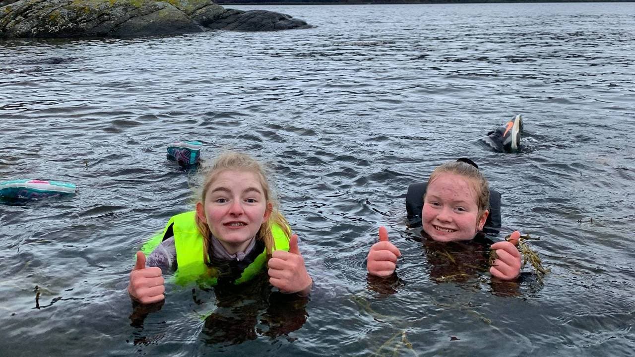 Hele Norge svømmer: Elever ved Kjølsdalen Montesorriskole i Stad kommune svømmer ute.