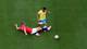 Dylan Martinez / REUTERS,NTB Fotballspiller i gul drakt utfordres av norsk spiller i en takling på gressbanen. (Bildebeskrivelsen er laget av en KI-tjeneste)