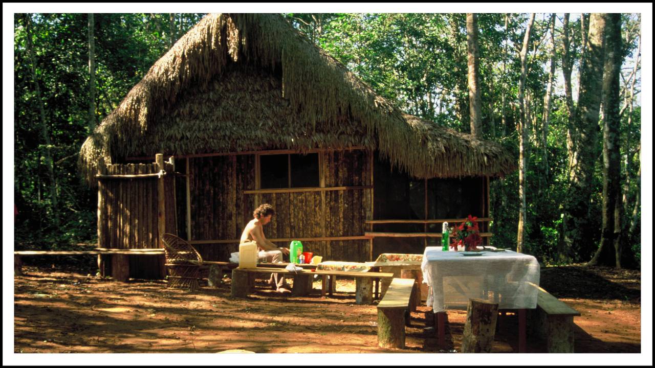 Lars Hafskjold ved huset sitt i landsbyen i Bolivia